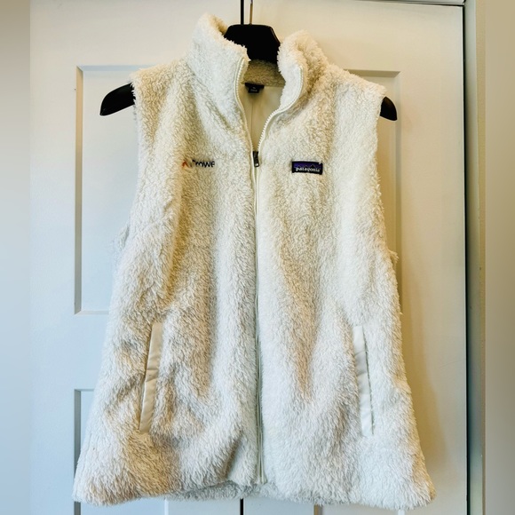 Patagonia Jackets & Blazers - Patagonia cream-colored zip-up shag vest, size XL